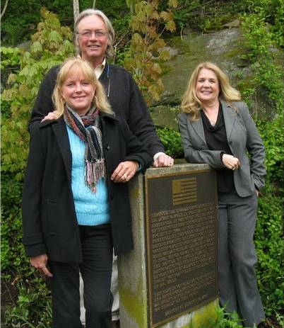 Al_and_Cindy_Lees_with_Tiverton_Librarian_Prudence_Fallon_at_Fort_Barton_Historic_Site_t670_east_bay.jpg