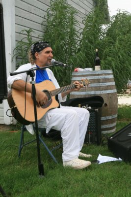 Kenny Richards brought his folksy blues to the season finale of the Sunset Music Series.